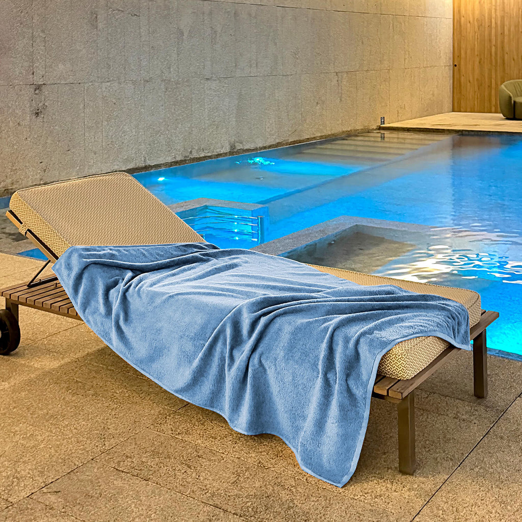 Toalha piscina Azul numa piscina