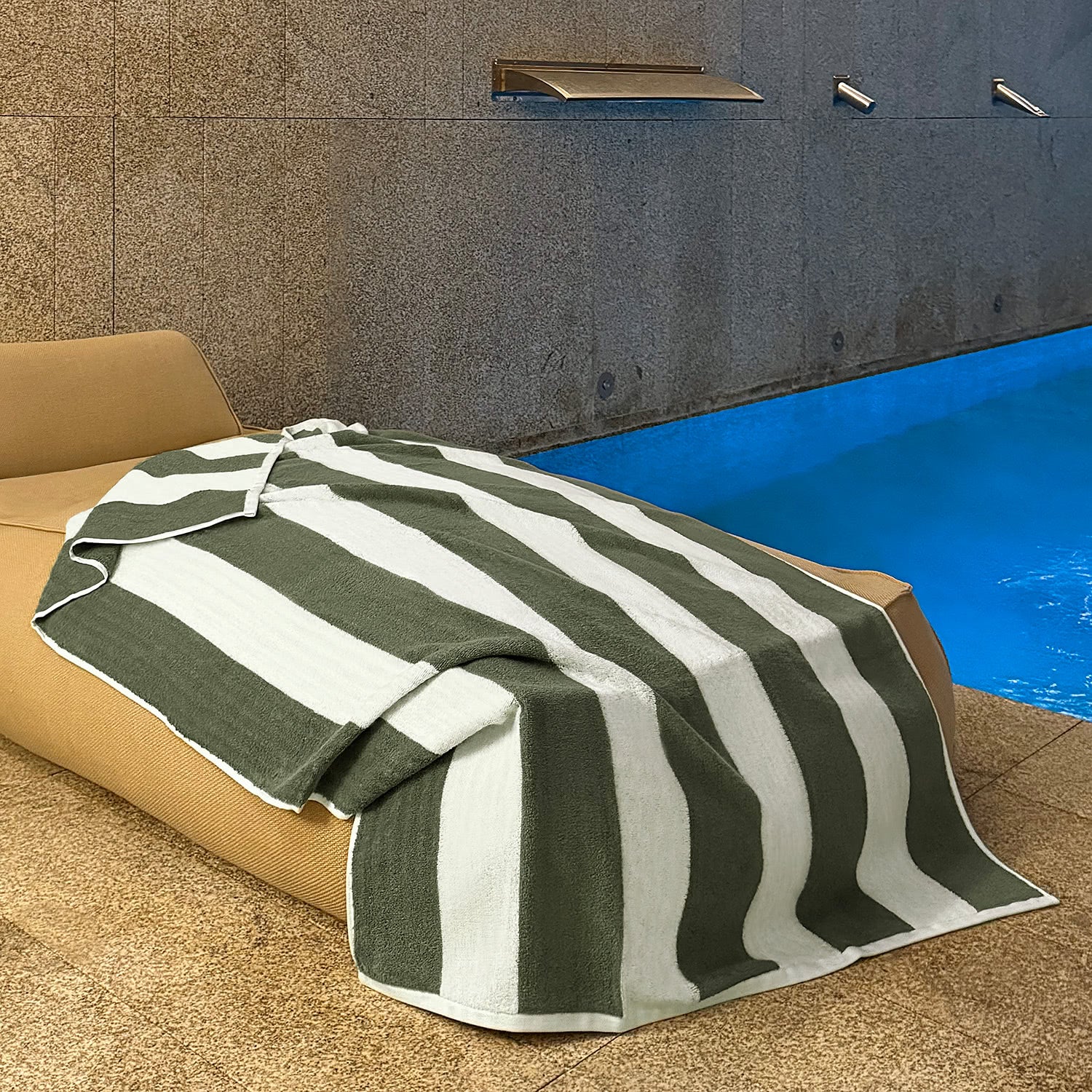 Toalha de piscina Riscas Verdes