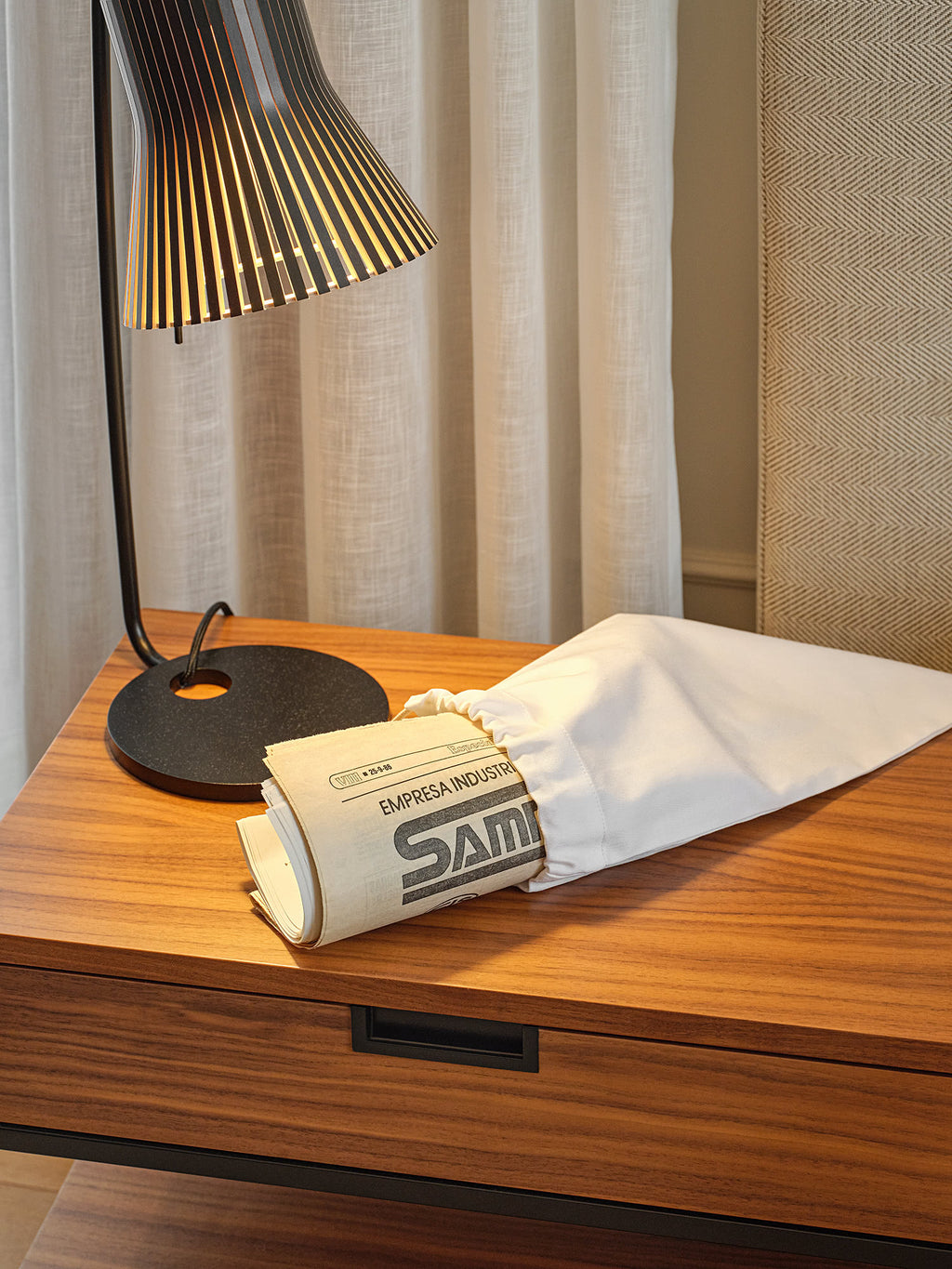 Saco multiusos com um jornal