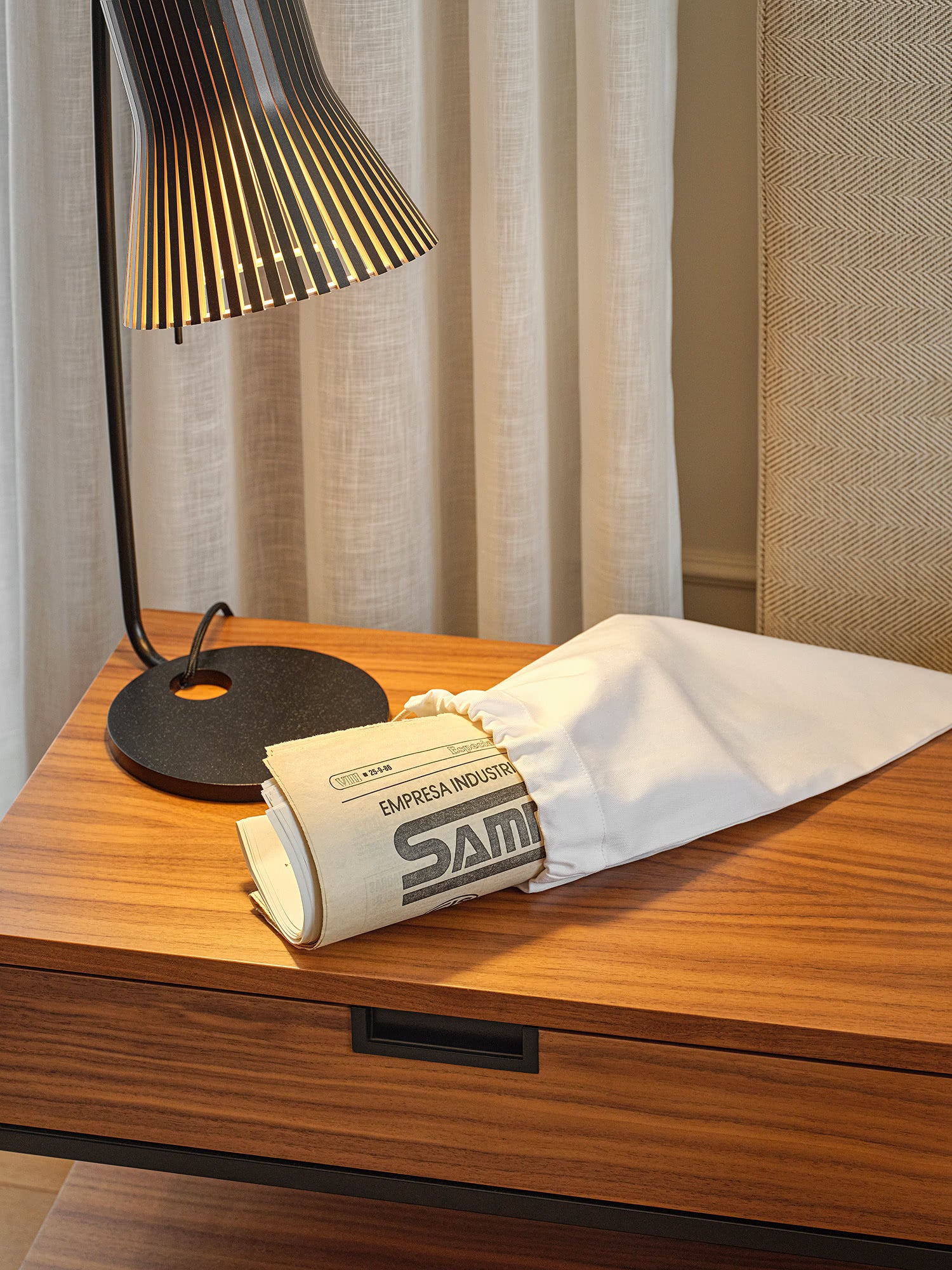 Saco multiusos com um jornal