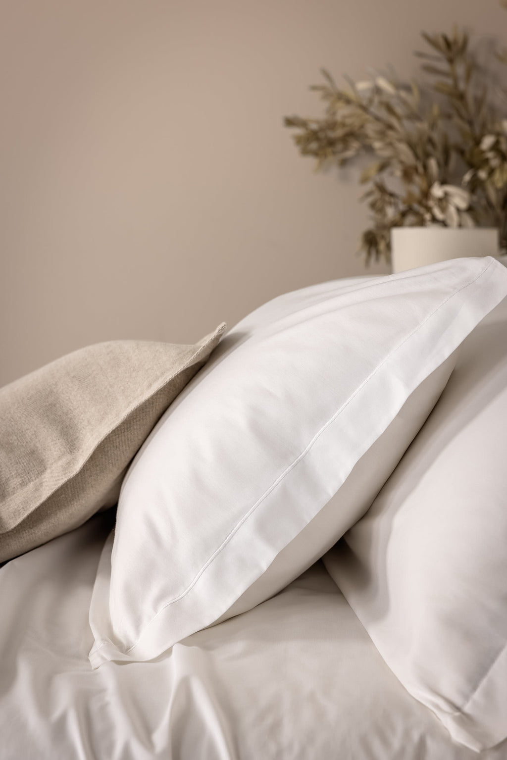 Pair of envelope pillowcases Sateen 300 Thread Count White cordstitch