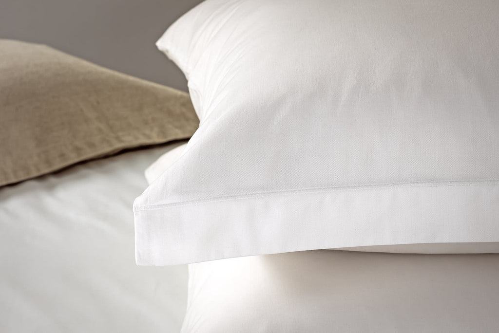 Pair of envelope pillowcases Sateen 300 Thread Count White cordstitch