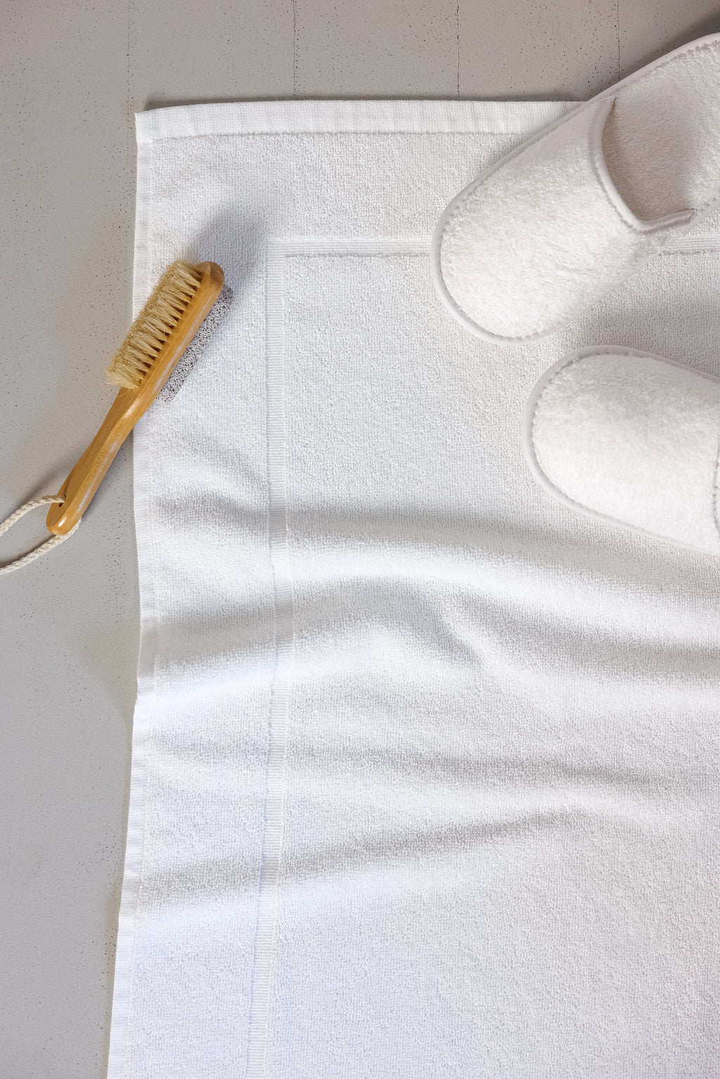 Tapete 500 gramas e chinelos de felpo