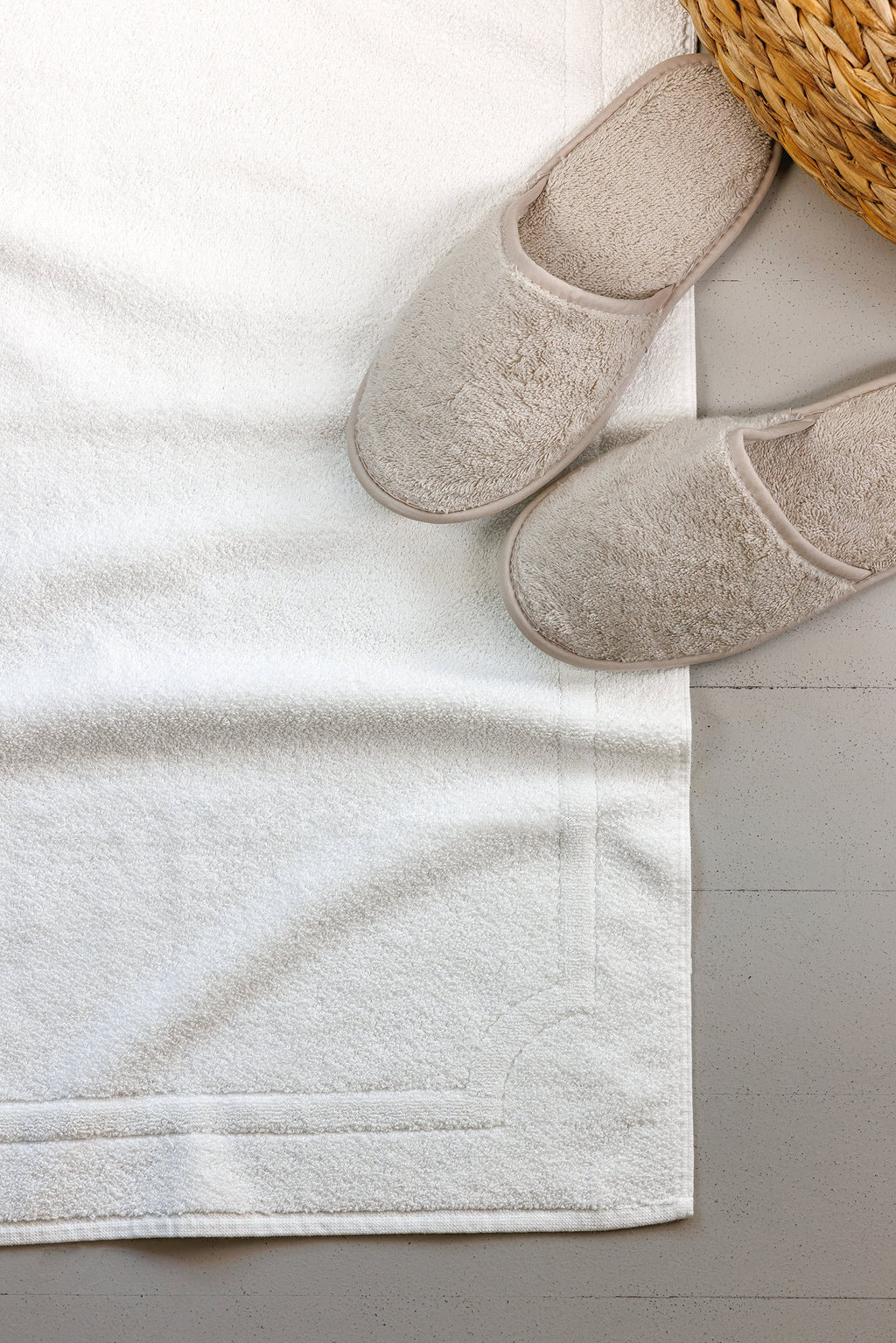 tapete 780 gramas e chinelos de felpo